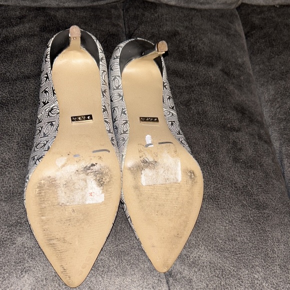 🌻 Gorgeous Silver Pumps 🛍️ bebe 💕 Festive 🛍️ Size 8 - Picture 8 of 12